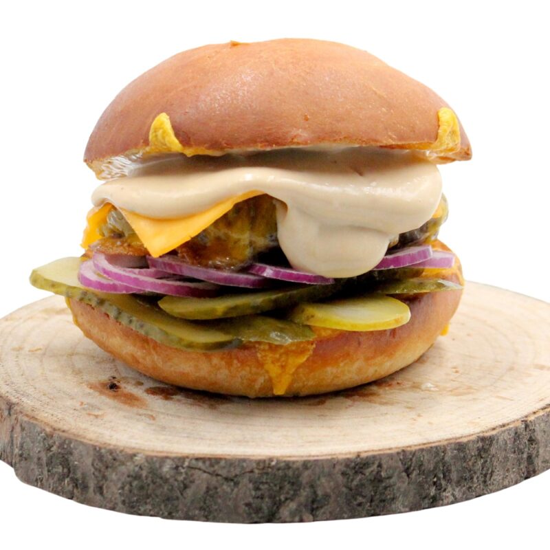 Cheeseburger w zestawie z ziemniakami