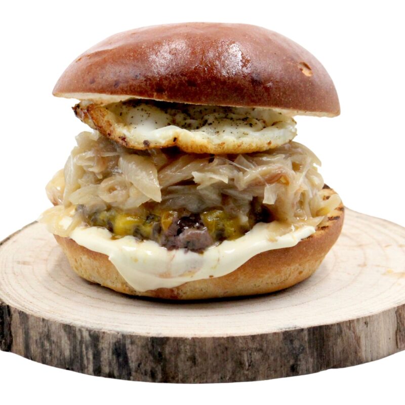 Egg & Onion Burger w zestawie z ziemniakami