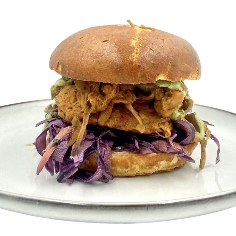 Burger z szarpanym żeberkiem BBQ