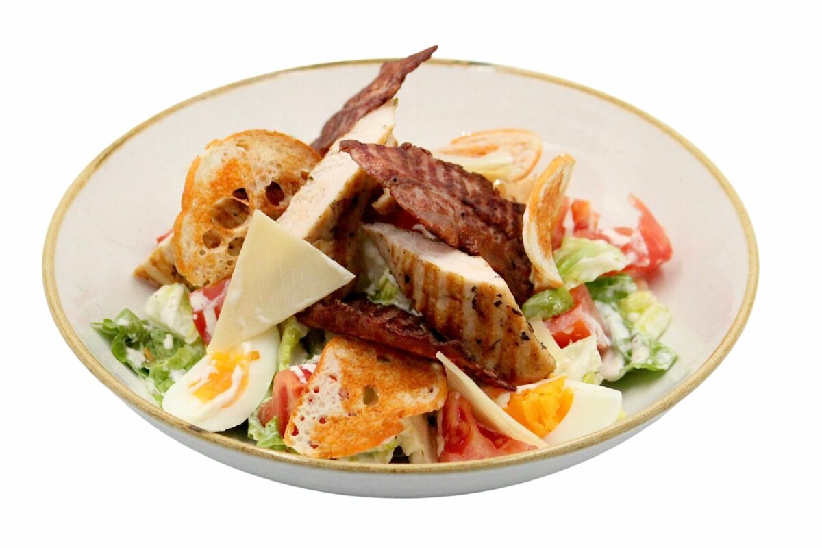 SAŁATKA CEZAR Z BOCZKIEM